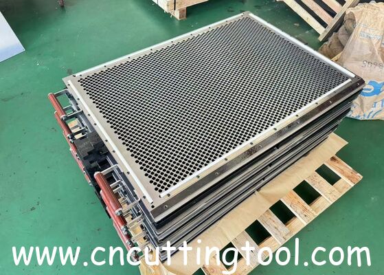 Cutting and compensating plate for flatbed die cutting machine