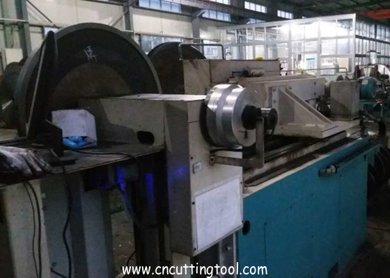 Metal saw blade tention detection and rolling correction device