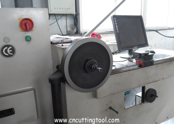 Metal saw blade tention detection and rolling correction device
