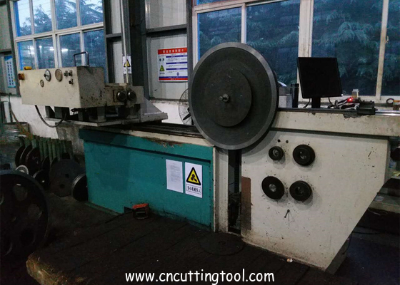 Metal saw blade tention detection and rolling correction device