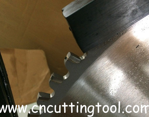 قطع السكة الحديدية من الصلب 710mmx5.5mm 90 أسنان رقم 8CrV شفرة المنشار الدائرية من كربيد التلفستين